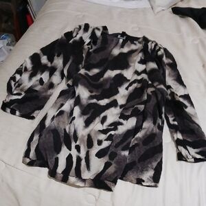 Ann Taylor Black and White Graphic 3/4 Sleeve Blouse